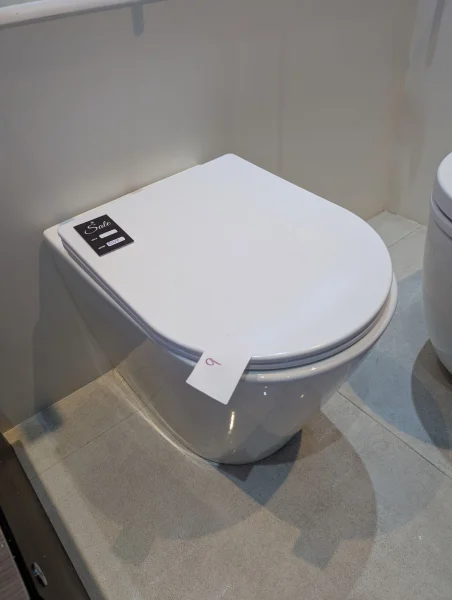 Round Back To Wall Wc & Soft Close Seat Wct3039 - Sample