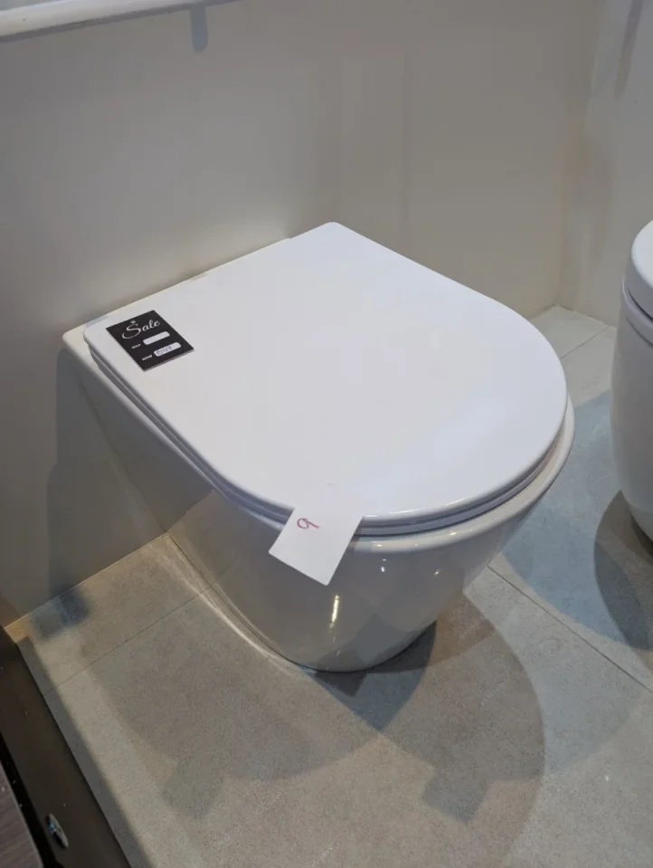 Round Back To Wall Wc & Soft Close Seat Wct3039 - Sample product image - Image 1