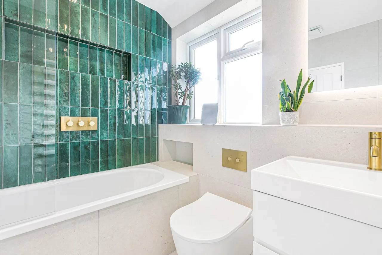 360° View - Emerald green retreat in Hanwell