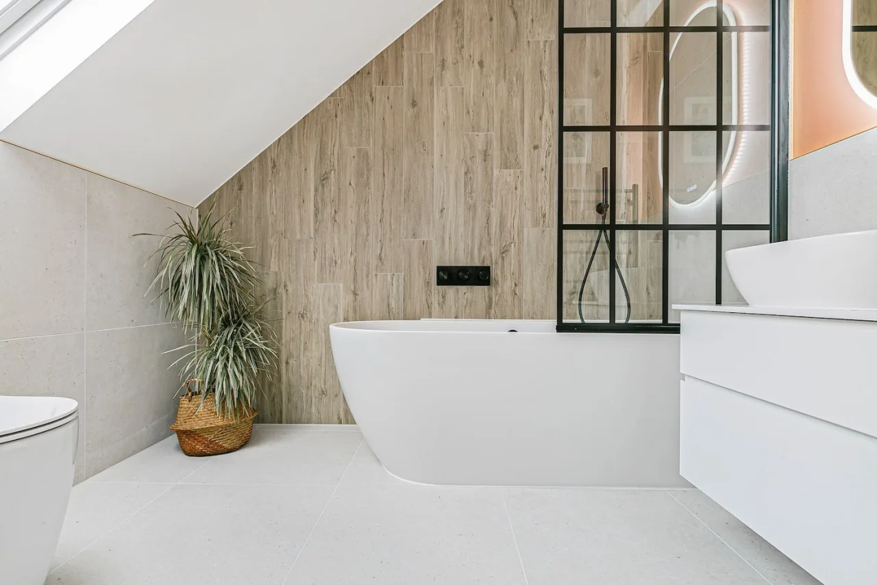 360° View - Industrial inspired bathroom in Teddington